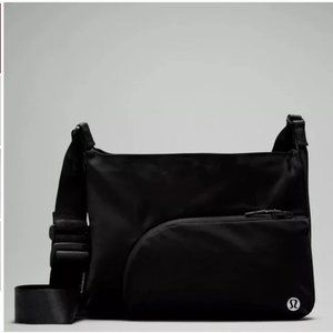 NWT Lululemon 2-in-1 Crossbody Yoga Mat Bag in Black
